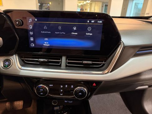 Used 2025 Chevrolet Trax LT FWD image 17