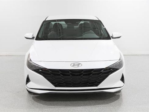 Used 2022 Hyundai Elantra SE image 2