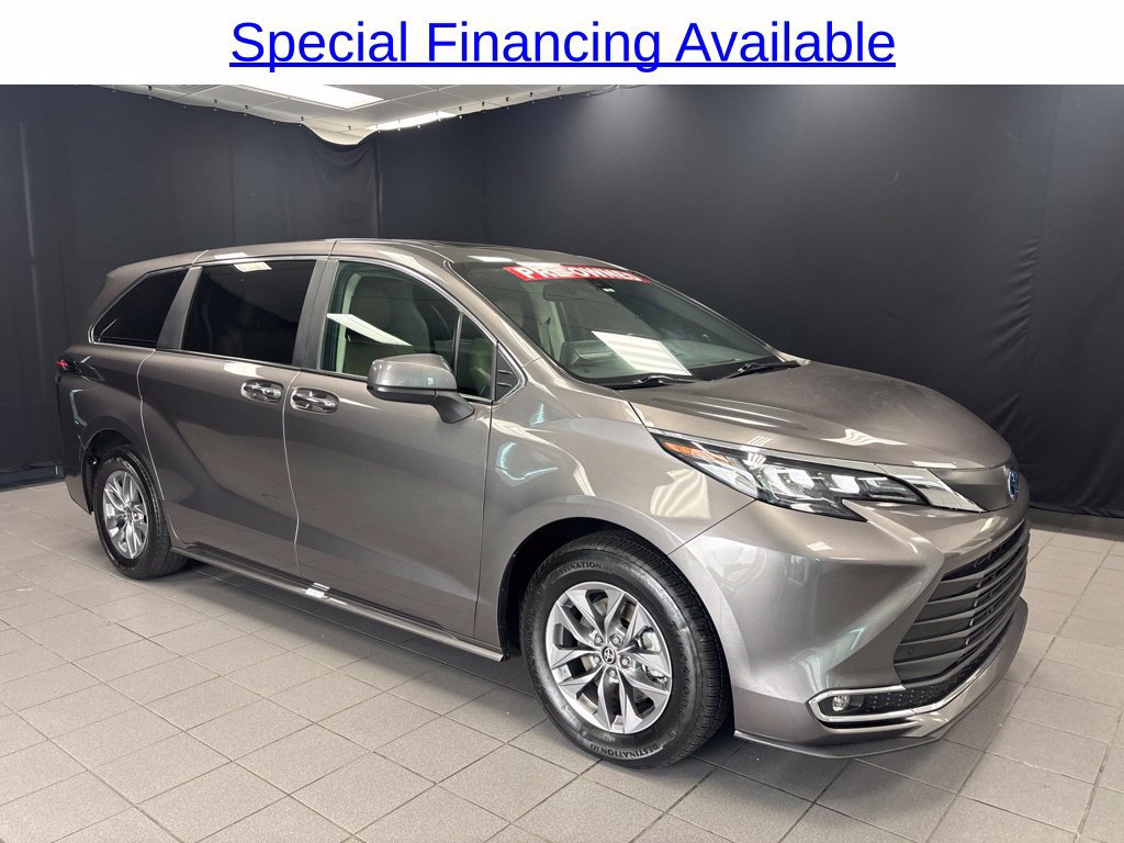 Used 2024 Toyota Sienna XLE FWD image 1