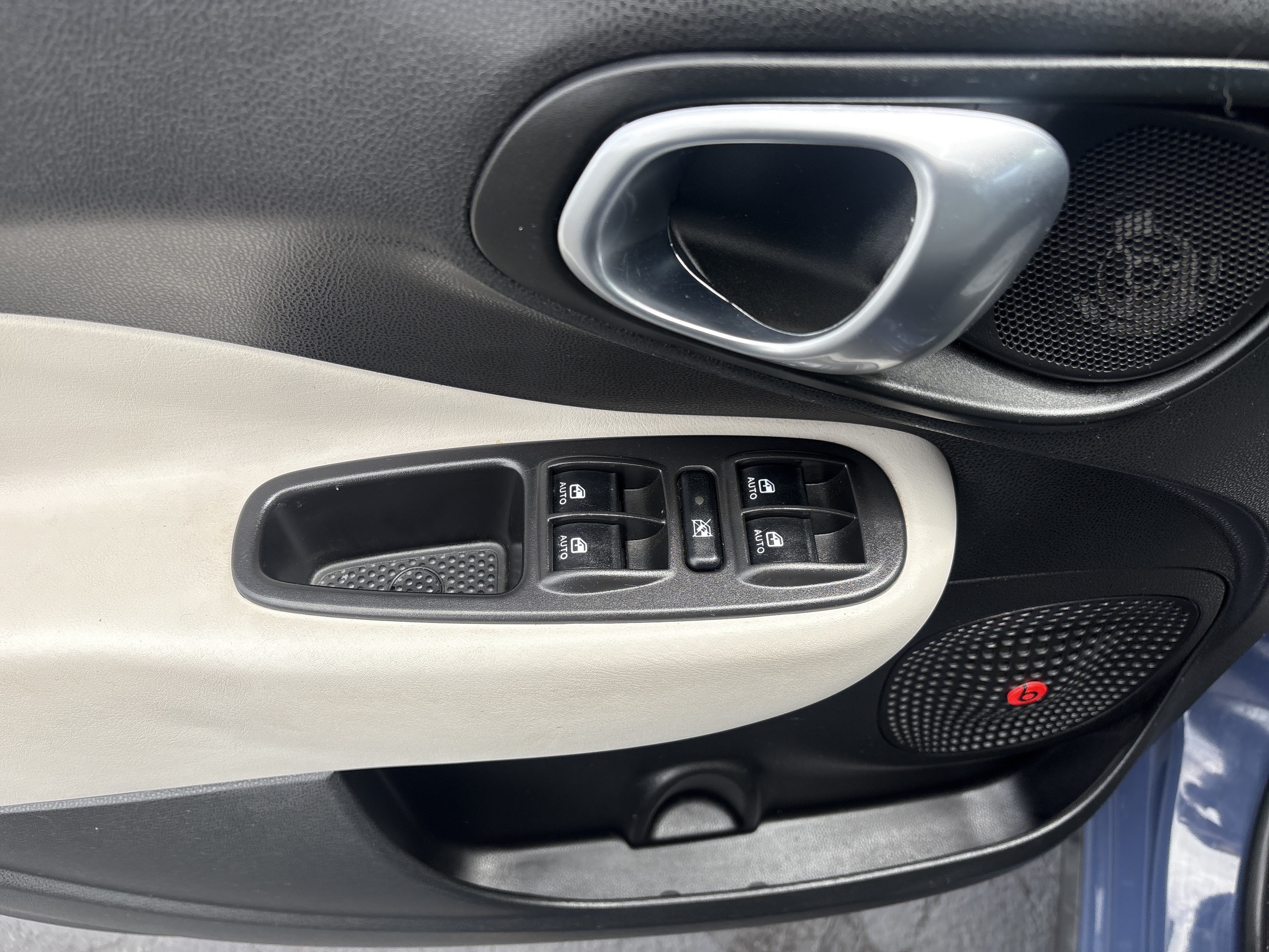 Used 2018 FIAT 500L Trekking w/ Urbana Appearance Package FWD image 15