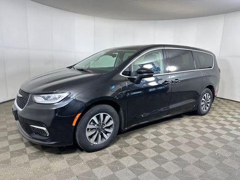 Used 2023 Chrysler Pacifica Touring-L image 7