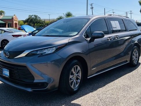 Used 2021 Toyota Sienna LE image 3