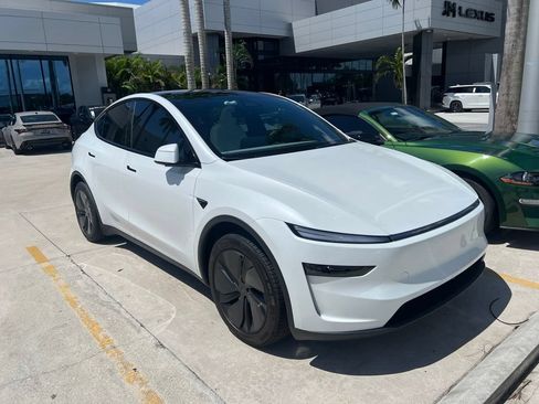 Used 2026 Tesla Model Y Long Range RWD image 1