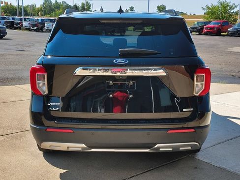 Used 2020 Ford Explorer XLT w/ Equipment Group 202A AWD/4WD image 18