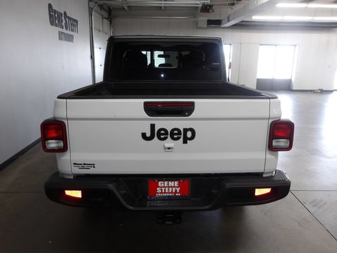 Used 2023 Jeep Gladiator Sport AWD/4WD image 7