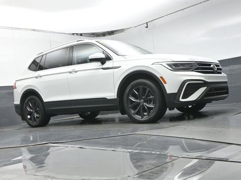 Used 2022 Volkswagen Tiguan SE image 40