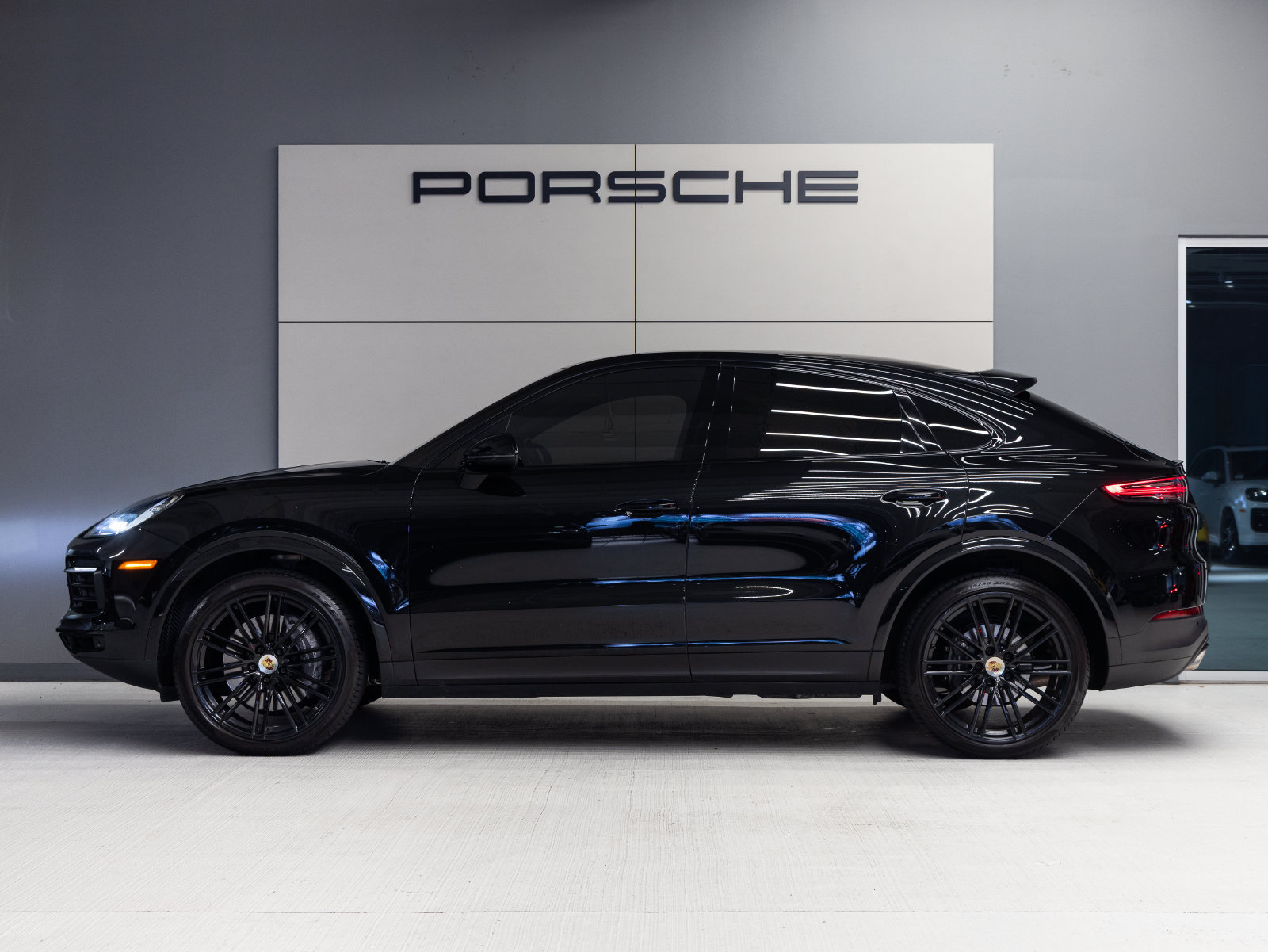 Certified 2023 Porsche Cayenne Coupe AWD/4WD image 2