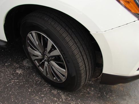 Used 2018 Nissan Pathfinder SV image 3