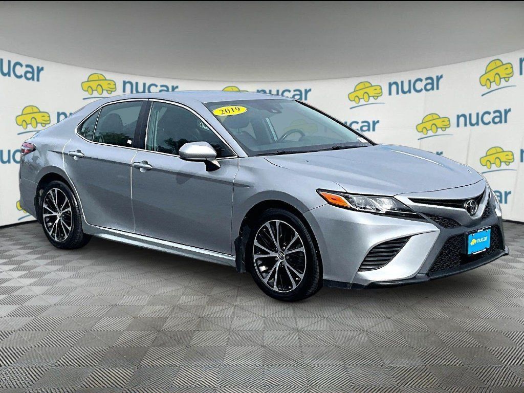 Used 2019 Toyota Camry SE FWD image 1