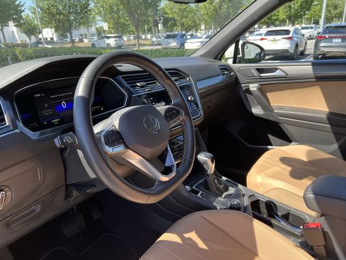 Used 2022 Volkswagen Tiguan SE w/ Panoramic Sunroof Package AWD/4WD image 17