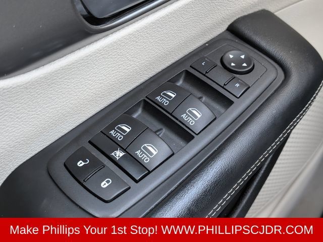 Certified 2022 Chrysler Pacifica Touring-L w/ Uconnect Theater Family Group FWD image 23