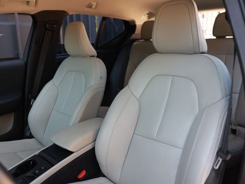 Used 2021 Volvo XC40 T4 Momentum w/ Protection Package Premier image 9