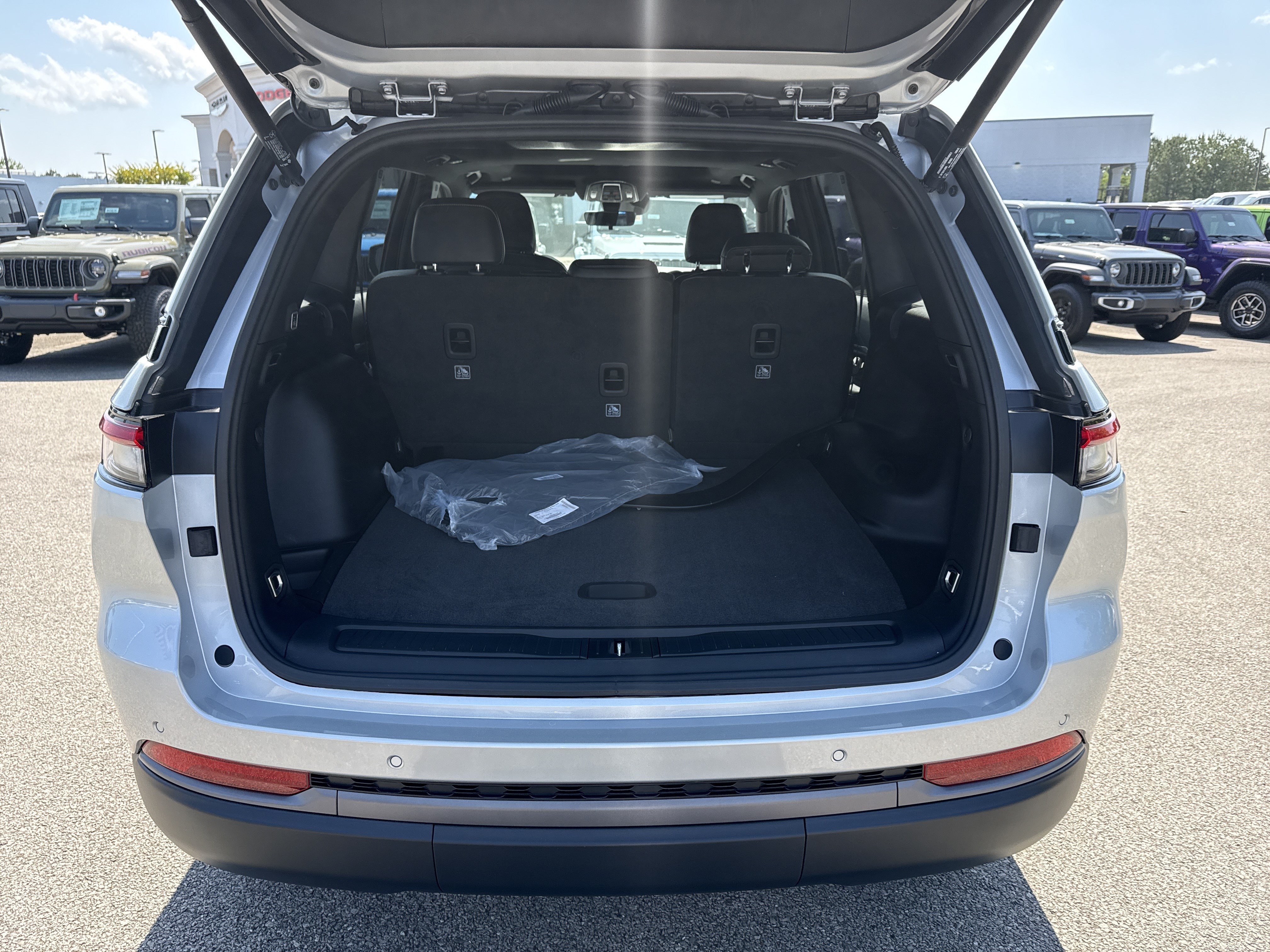New 2026 Jeep Grand Cherokee Altitude RWD image 19