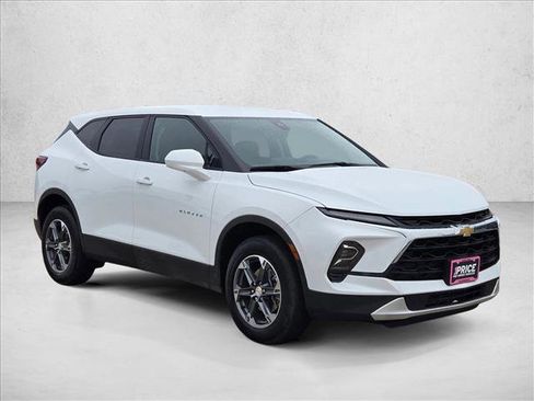 Used 2025 Chevrolet Blazer LT FWD image 3