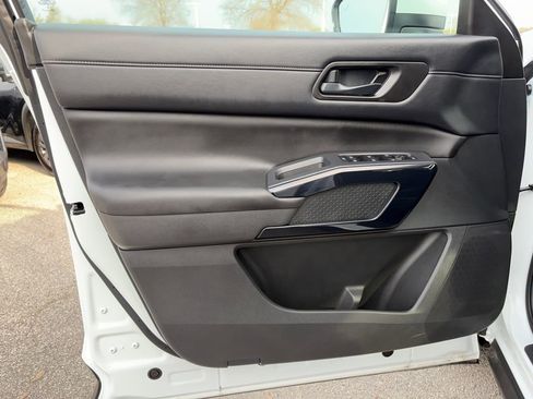 Used 2025 Nissan Pathfinder SV image 21