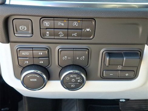 Used 2025 Chevrolet Suburban Premier image 22