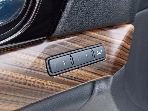 Used 2016 Nissan Maxima Platinum image 12