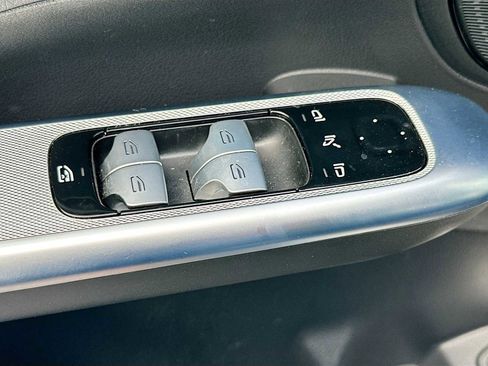 Used 2024 Mercedes-Benz GLC 300 4MATIC image 17