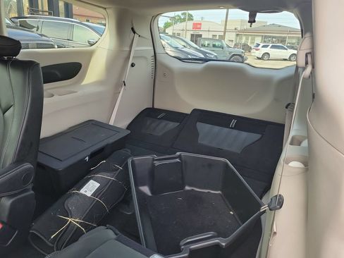 Used 2024 Chrysler Pacifica Touring-L w/ Road Tripper Package FWD image 10