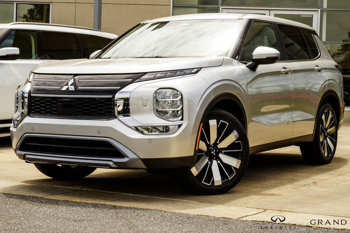 Used 2025 Mitsubishi Outlander SE AWD/4WD image 1