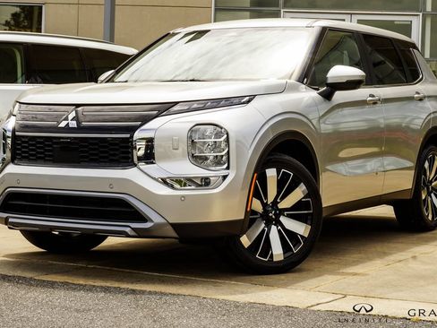 Used 2025 Mitsubishi Outlander SE AWD/4WD image 1