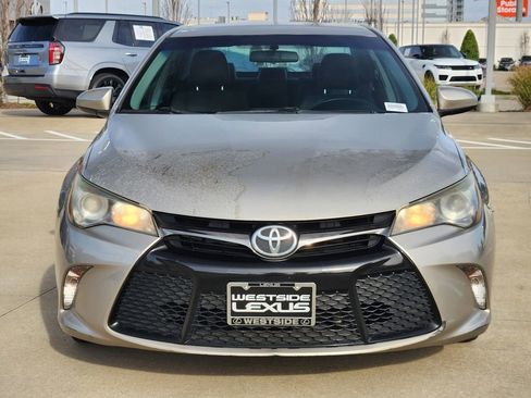Used 2016 Toyota Camry SE image 2