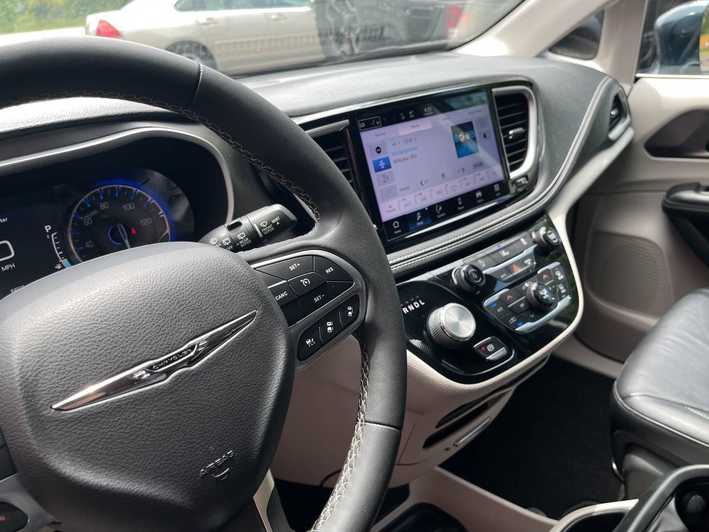 Used 2022 Chrysler Pacifica Touring-L FWD image 20