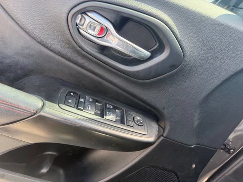 Used 2019 Jeep Cherokee Trailhawk w/ Cold Weather Group AWD/4WD image 6