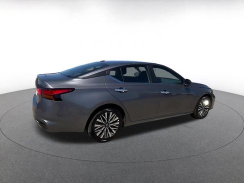 Used 2025 Nissan Altima 2.5 SV FWD image 14