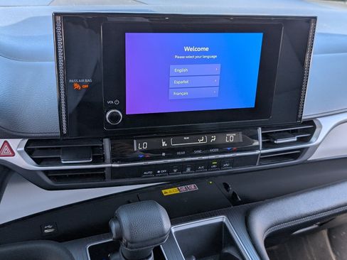 Used 2025 Toyota Sienna LE FWD image 18