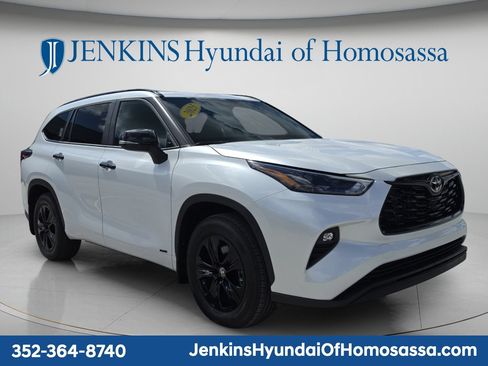 Used 2025 Toyota Highlander XLE AWD/4WD image 2