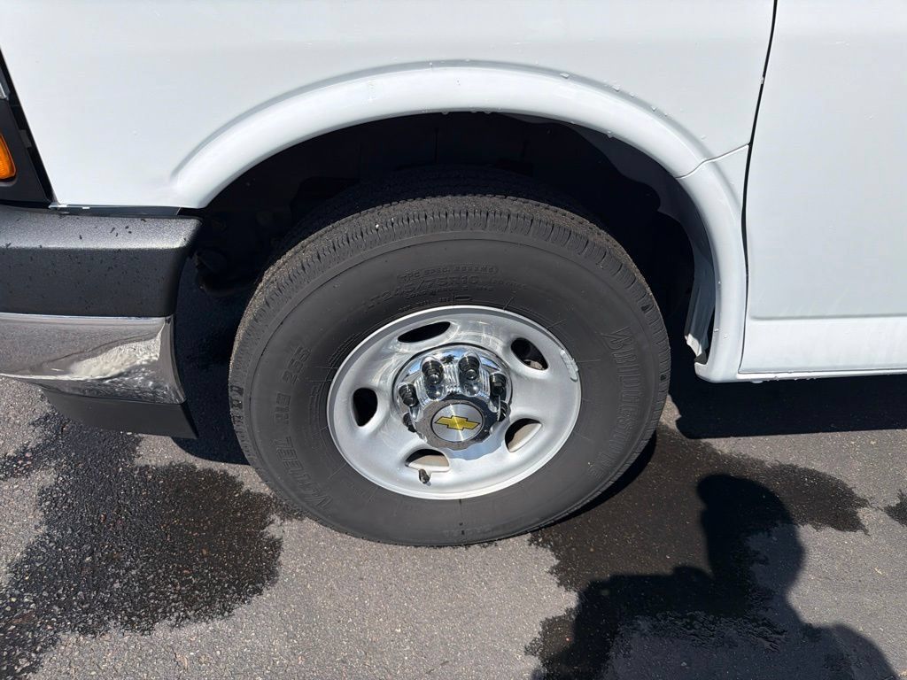 Used 2025 Chevrolet Express 3500 LT w/ LT Preferred Equipment Group RWD image 30