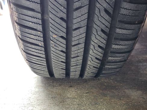 Used 2017 Chrysler Pacifica Touring-L w/ Tire & Wheel Group FWD image 8