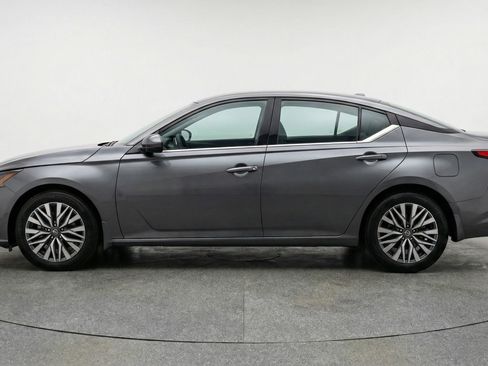 Used 2025 Nissan Altima 2.5 SV FWD image 5
