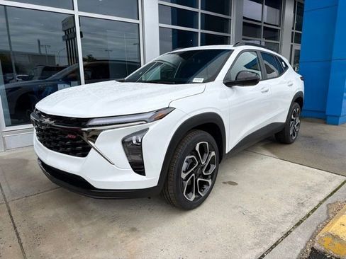 New 2026 Chevrolet Trax RS w/ Sunroof Package FWD image 3