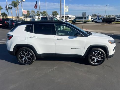 Used 2025 Jeep Compass Limited AWD/4WD image 9