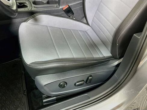 Certified 2025 Volkswagen Jetta SE w/ Sunroof Package FWD image 19