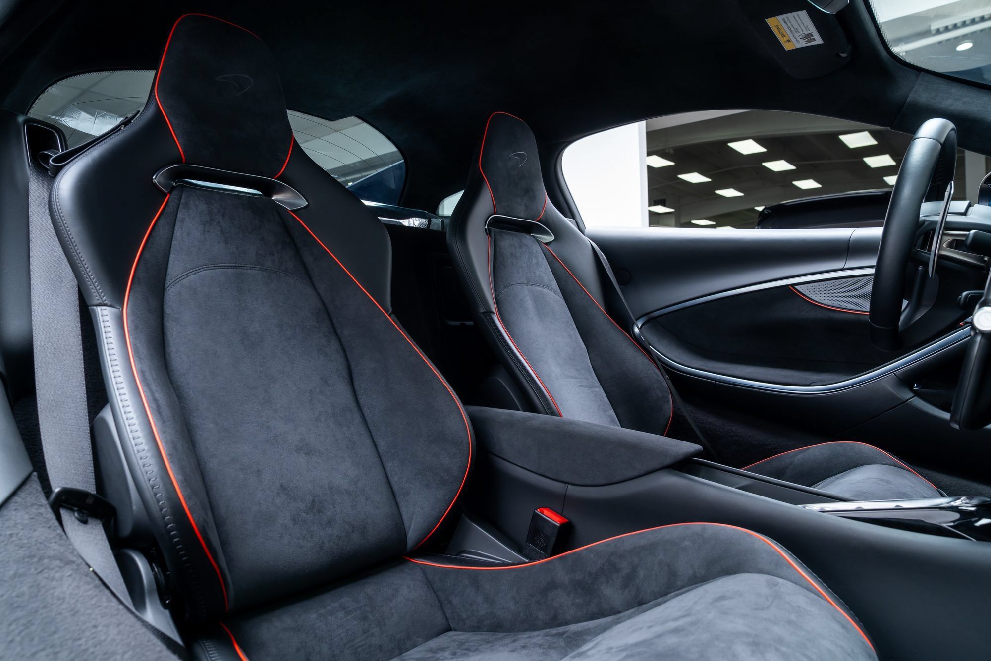 Used 2024 McLaren Artura RWD image 37
