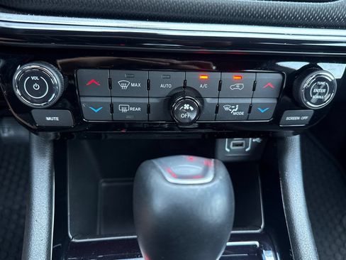 Used 2025 Jeep Compass Latitude w/ Convenience Group AWD/4WD image 27