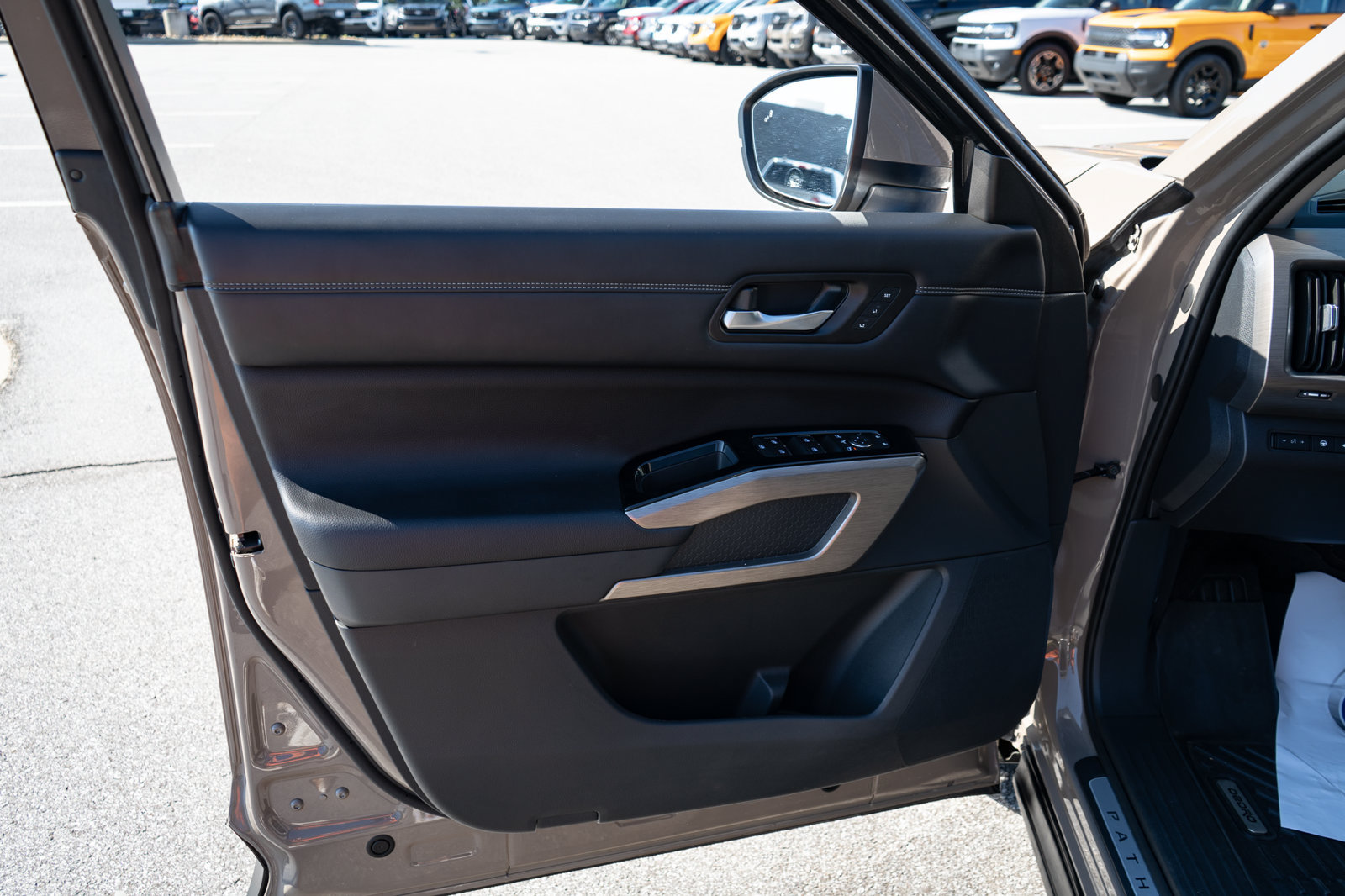 Used 2023 Nissan Pathfinder Platinum w/ Cargo Package FWD image 17