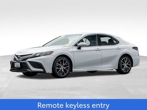Used 2024 Toyota Camry SE FWD image 3