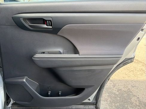 Used 2021 Toyota Highlander LE image 14