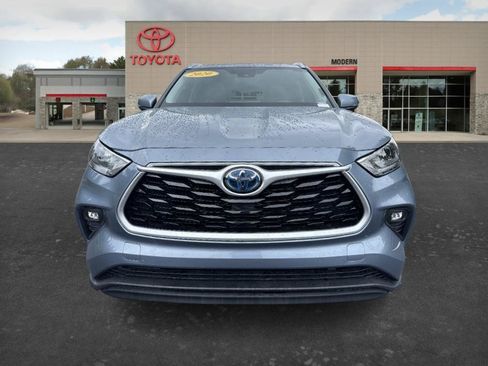 Used 2020 Toyota Highlander XLE AWD/4WD image 2