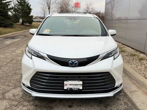 Used 2025 Toyota Sienna Limited AWD/4WD image 39