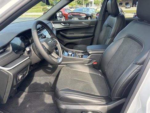 New 2025 Jeep Grand Cherokee Altitude image 10