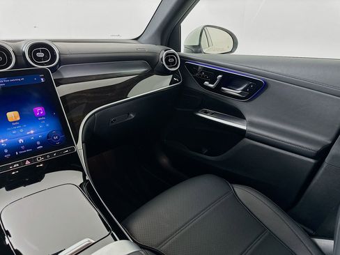 Used 2025 Mercedes-Benz GLC 300 4MATIC image 24