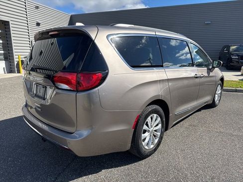 Used 2017 Chrysler Pacifica Touring-L image 3