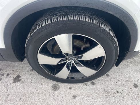 Used 2020 Volvo XC40 T5 Momentum image 13