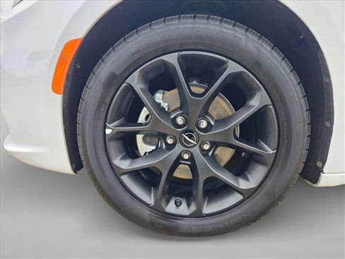 Used 2025 Chrysler Pacifica Limited FWD image 26