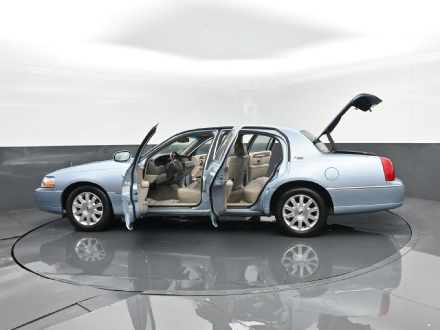 Used 2010 Lincoln Town Car Signature Limited RWD image 33